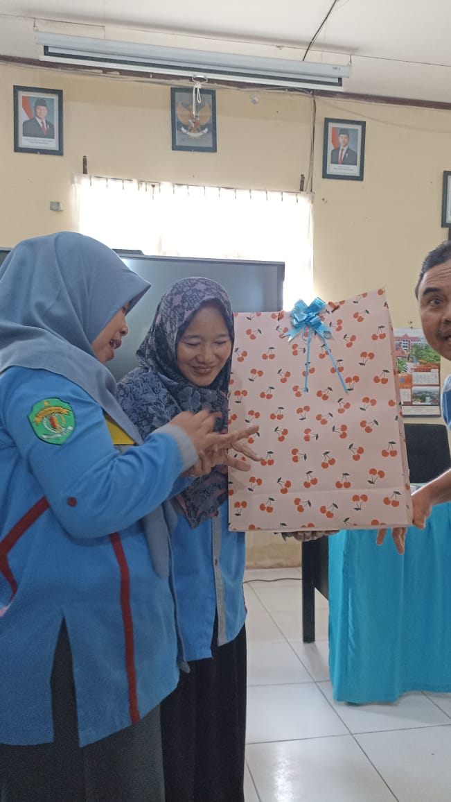 Sek-Sek! Gurunya Orang Jawa: Purna Tugas Ibu Enik Haryani, Penghibur Keluarga Sekolah Selama 21 Tahun