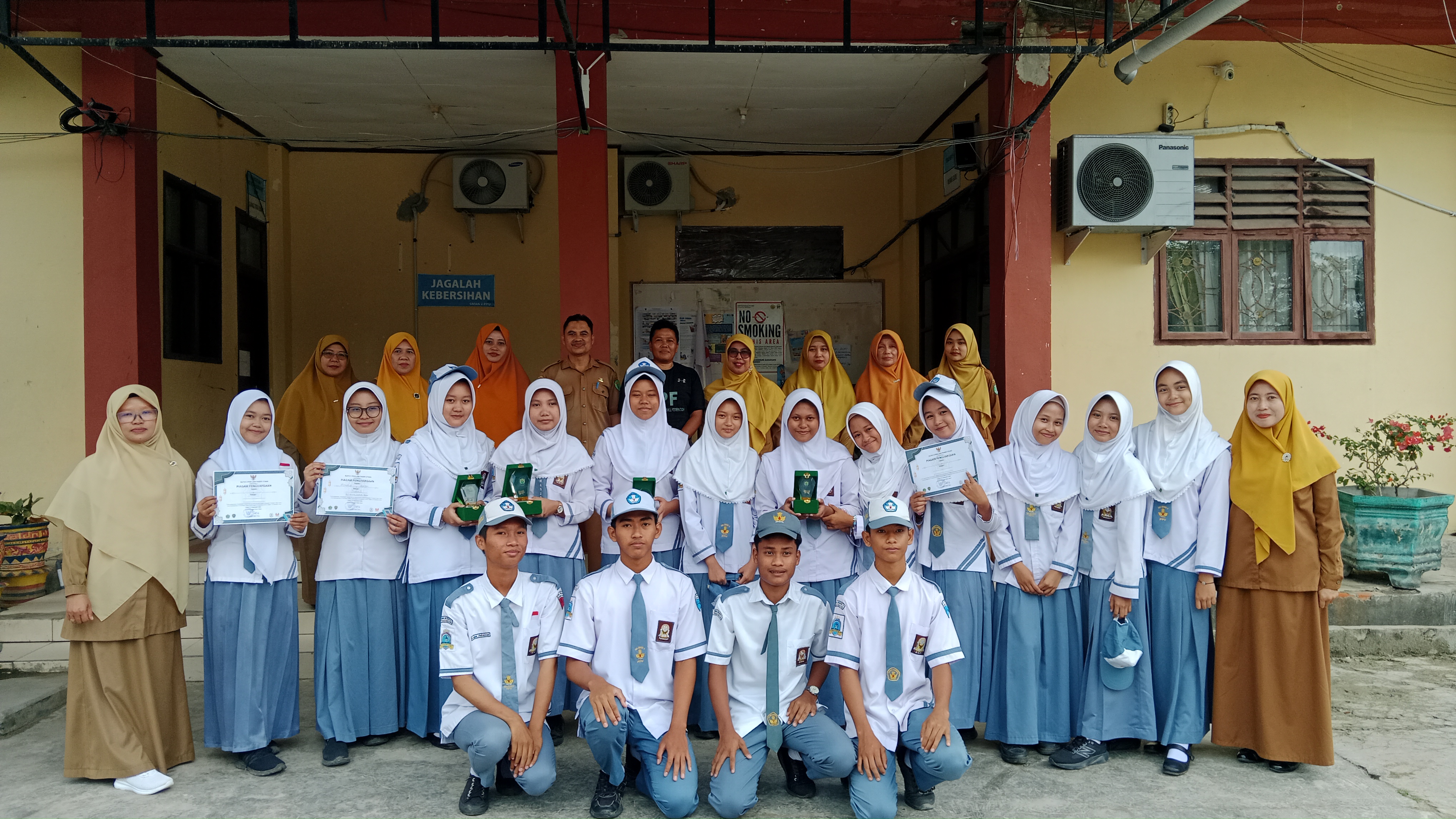 Keren Abis! Siswa SMAN 2 PPU Bawa Pulang Piala di Lomba Agama